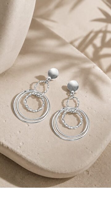 💎Hay joyas que no necesitan demasiado para hacerse notar. 

✨Movimiento, brillo y un diseño que transforma cualquier look.

💎Aros en Plata 925, para llevarlos de día, de noche… y siempre que quieras sumar ese detalle especial. 🤍

¿Sos de los aros protagonistas? 👇

#joyasmabel277 #plata925 #enchapado #joyería